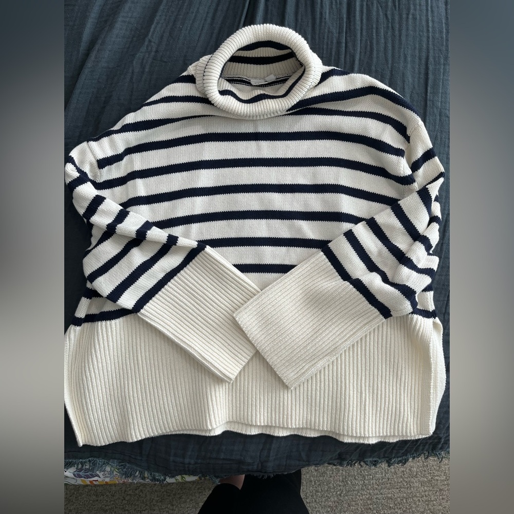 Gap sweater